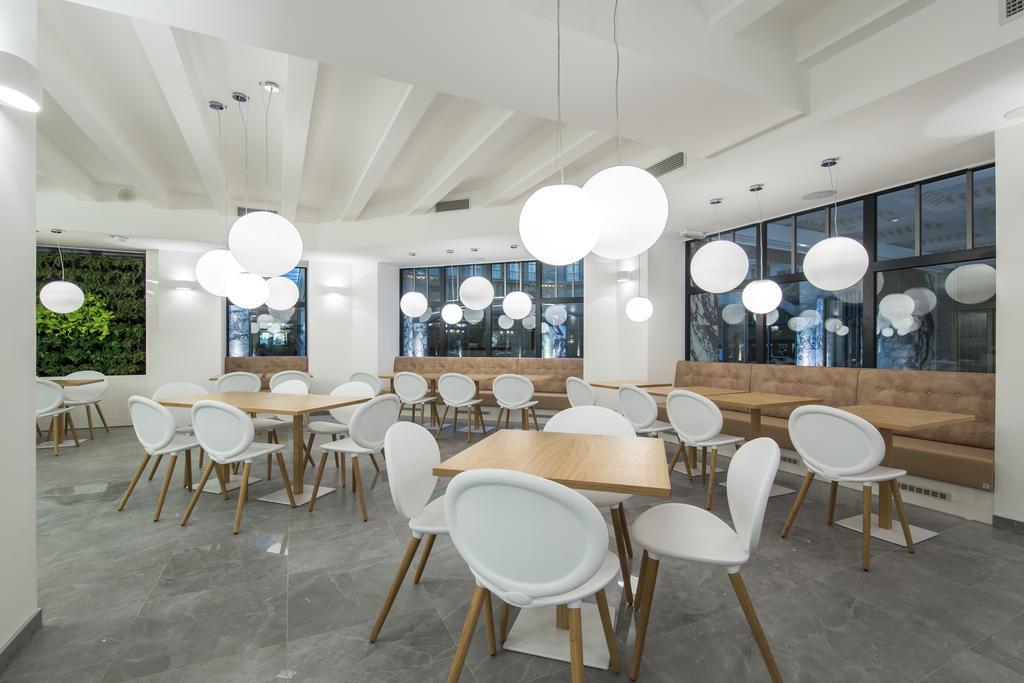 Merchants Crown Suites And Spa Prag Exterior foto The interior of the restaurant