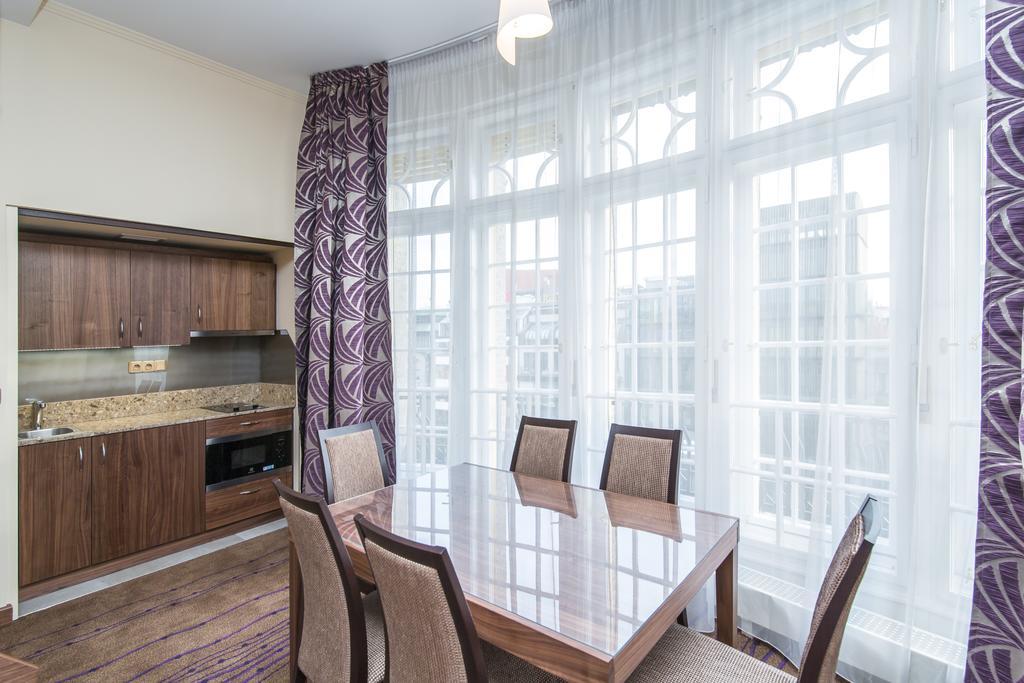 Merchants Crown Suites And Spa Prag Exterior foto A kitchen with a large window