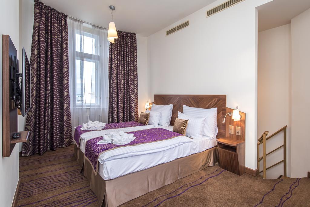 Merchants Crown Suites And Spa Prag Exterior foto A room at the hotel