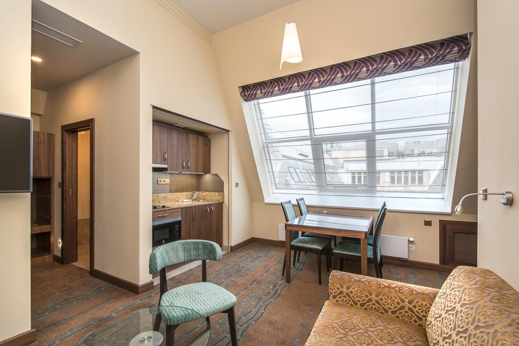 Merchants Crown Suites And Spa Prag Exterior foto A typical apartment