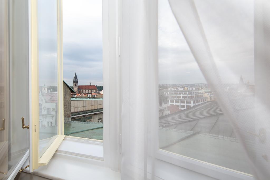 Merchants Crown Suites And Spa Prag Exterior foto Curtains