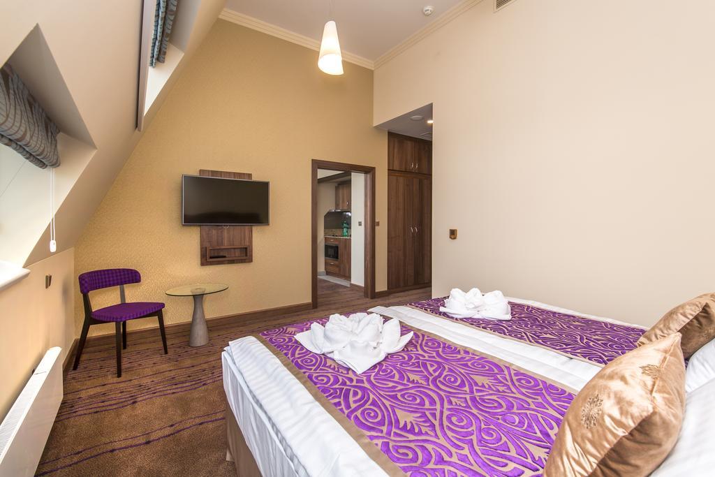 Merchants Crown Suites And Spa Prag Exterior foto A room at the Premier Inn in London