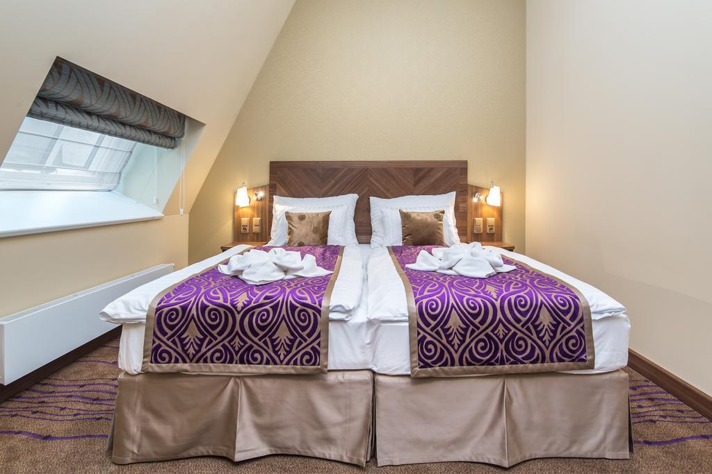 Merchants Crown Suites And Spa Prag Exterior foto A bed with a bed skirt