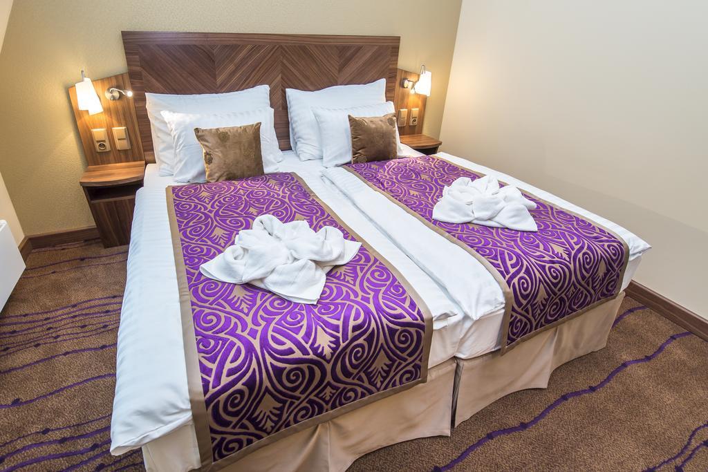 Merchants Crown Suites And Spa Prag Exterior foto A bed with a bed skirt