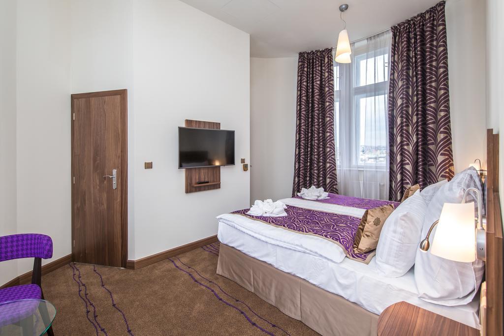 Merchants Crown Suites And Spa Prag Exterior foto A room at the hotel