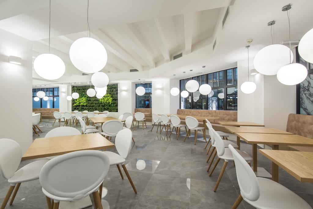 Merchants Crown Suites And Spa Prag Exterior foto Interior of the restaurant