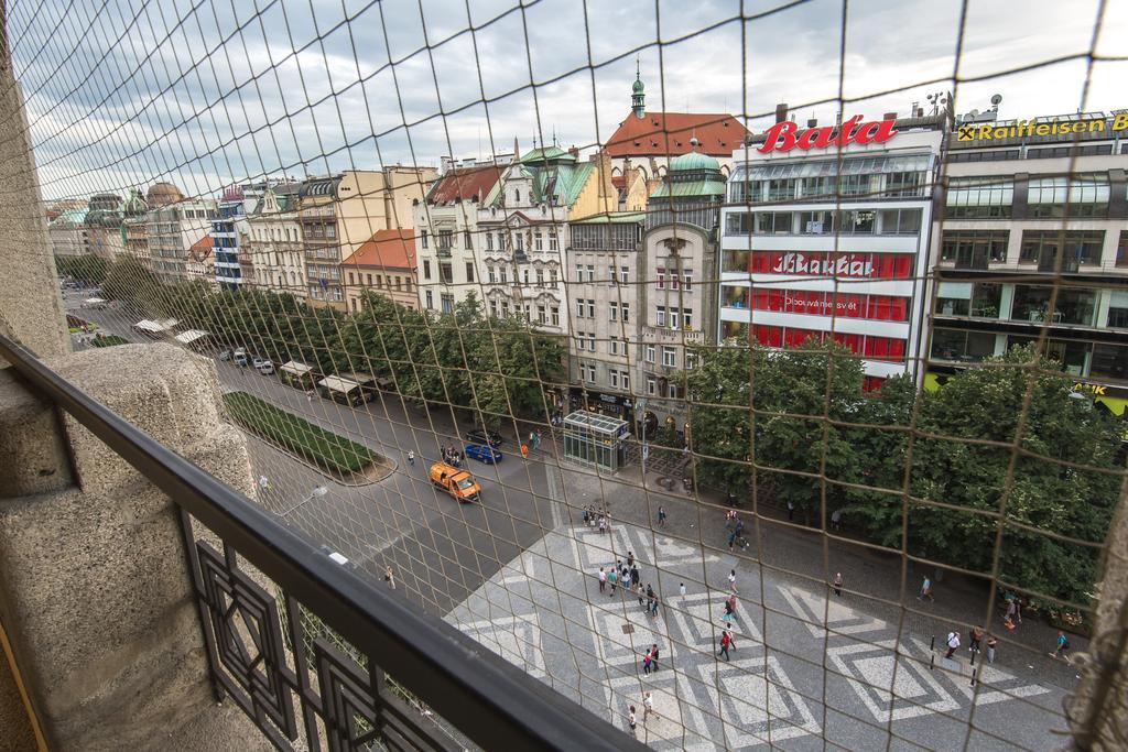 Merchants Crown Suites And Spa Prag Exterior foto View of the square from the observation deck of the Westin Palace Vienna