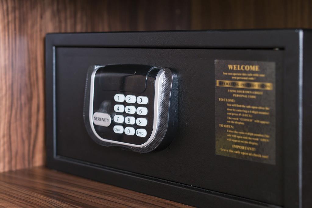 Merchants Crown Suites And Spa Prag Exterior foto A safe with a keypad