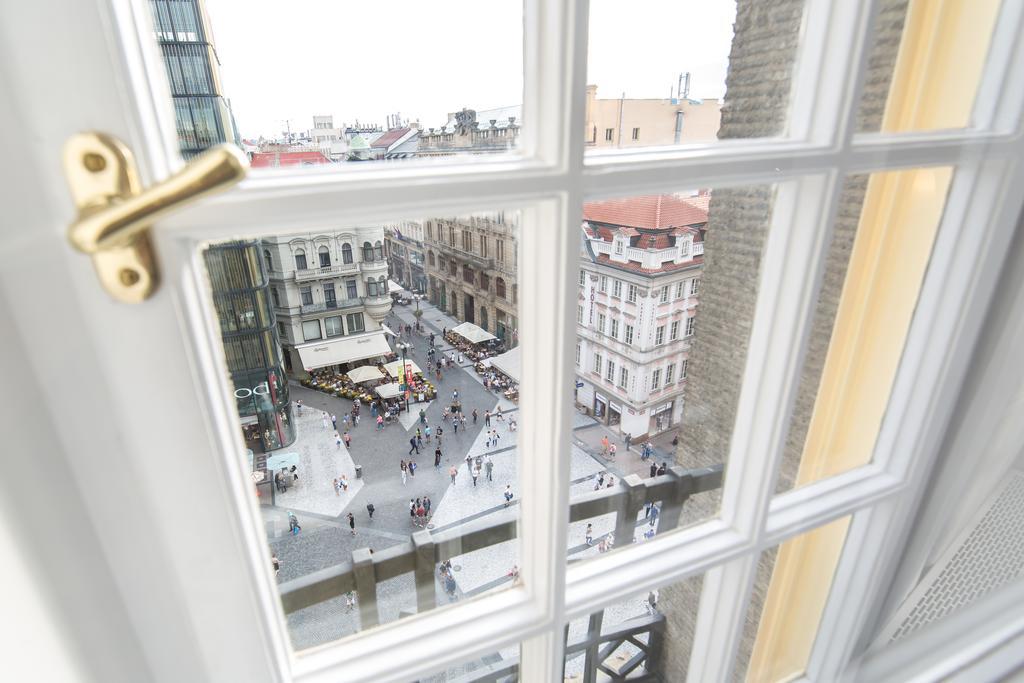 Merchants Crown Suites And Spa Prag Exterior foto View from the window of a room at the hotel