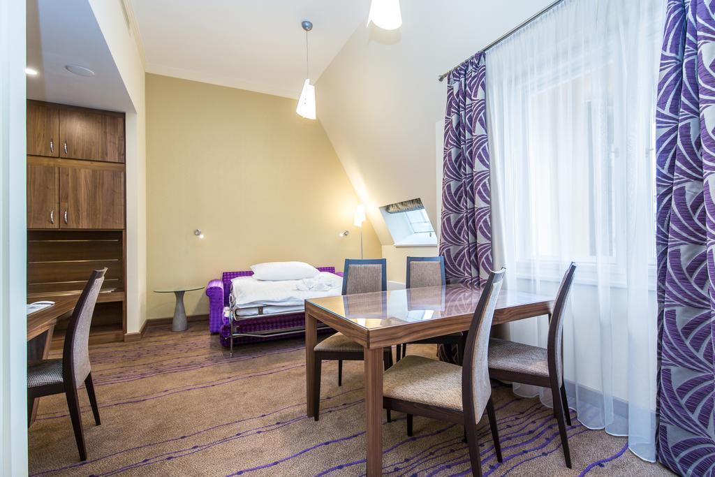 Merchants Crown Suites And Spa Prag Exterior foto A typical apartment