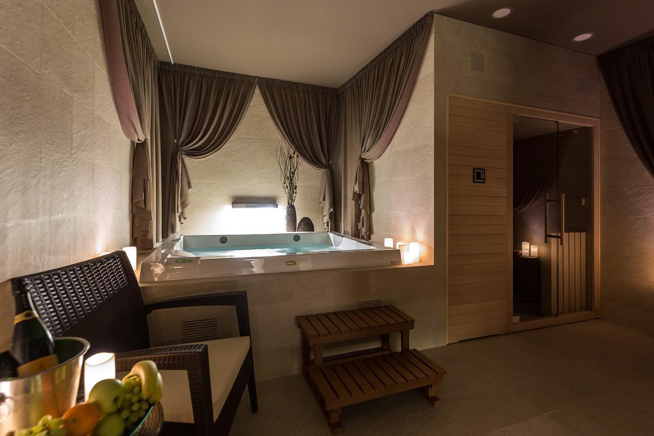 Merchants Crown Suites And Spa Prag Exterior foto A spa in a hotel