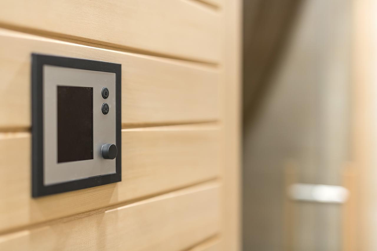 Merchants Crown Suites And Spa Prag Exterior foto A modern door bell