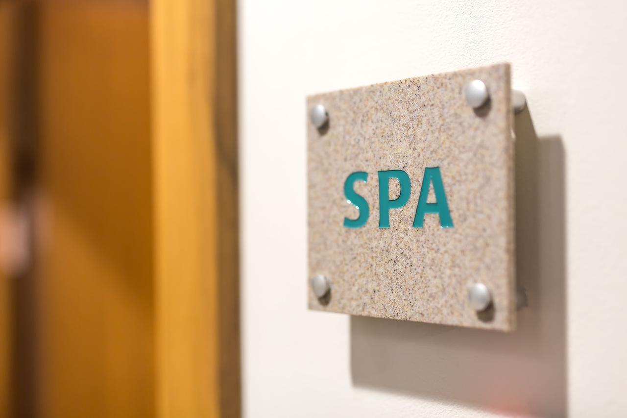 Merchants Crown Suites And Spa Prag Exterior foto Spa sign