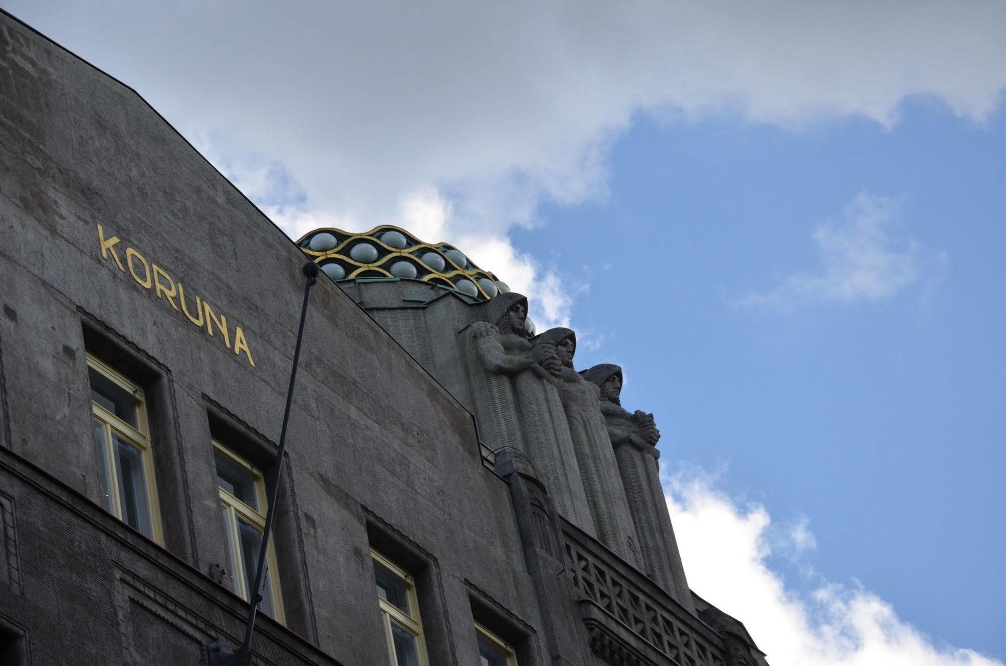 Merchants Crown Suites And Spa Prag Exterior foto Detail of the facade