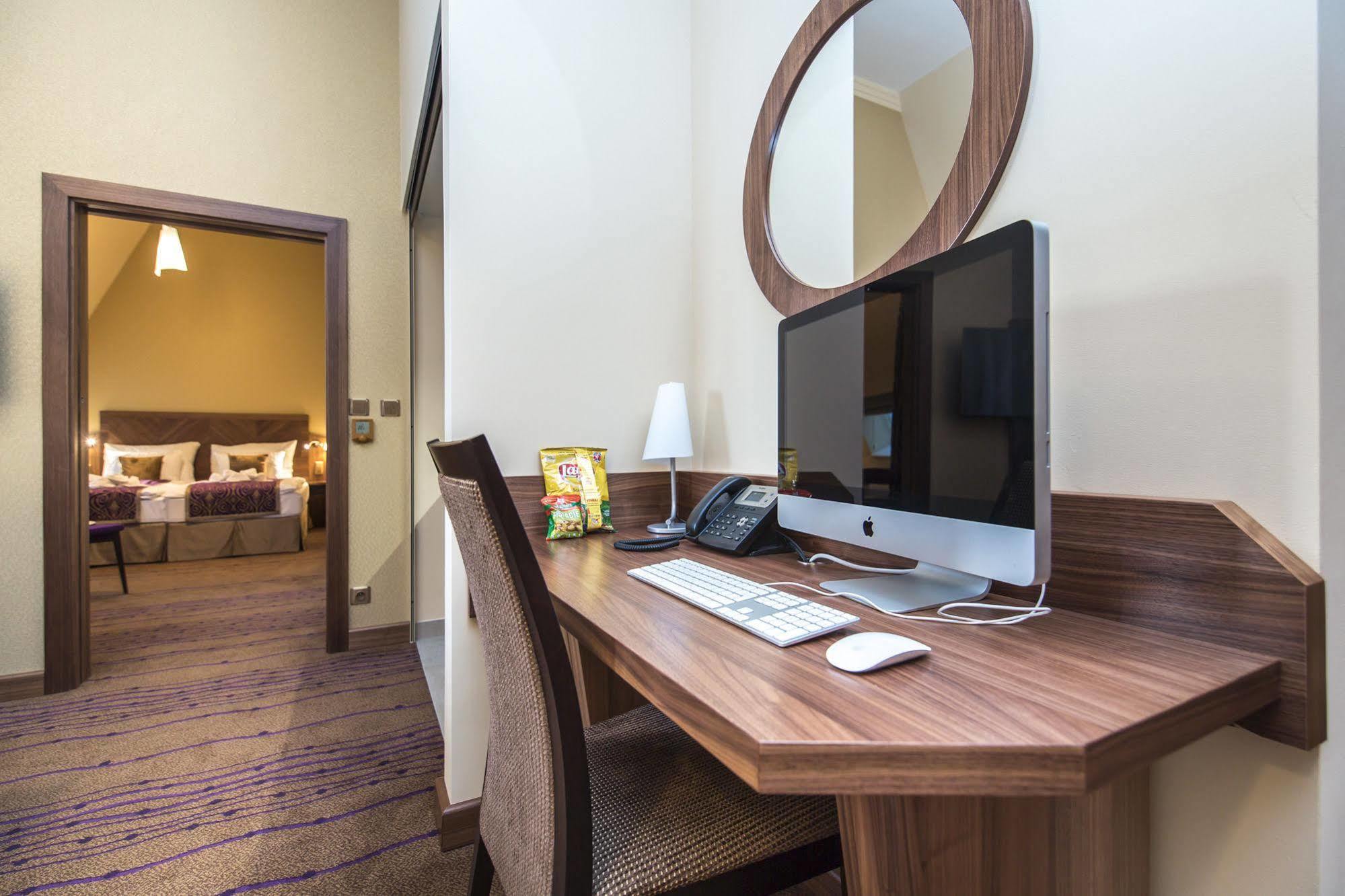 Merchants Crown Suites And Spa Prag Exterior foto A computer in a hotel room