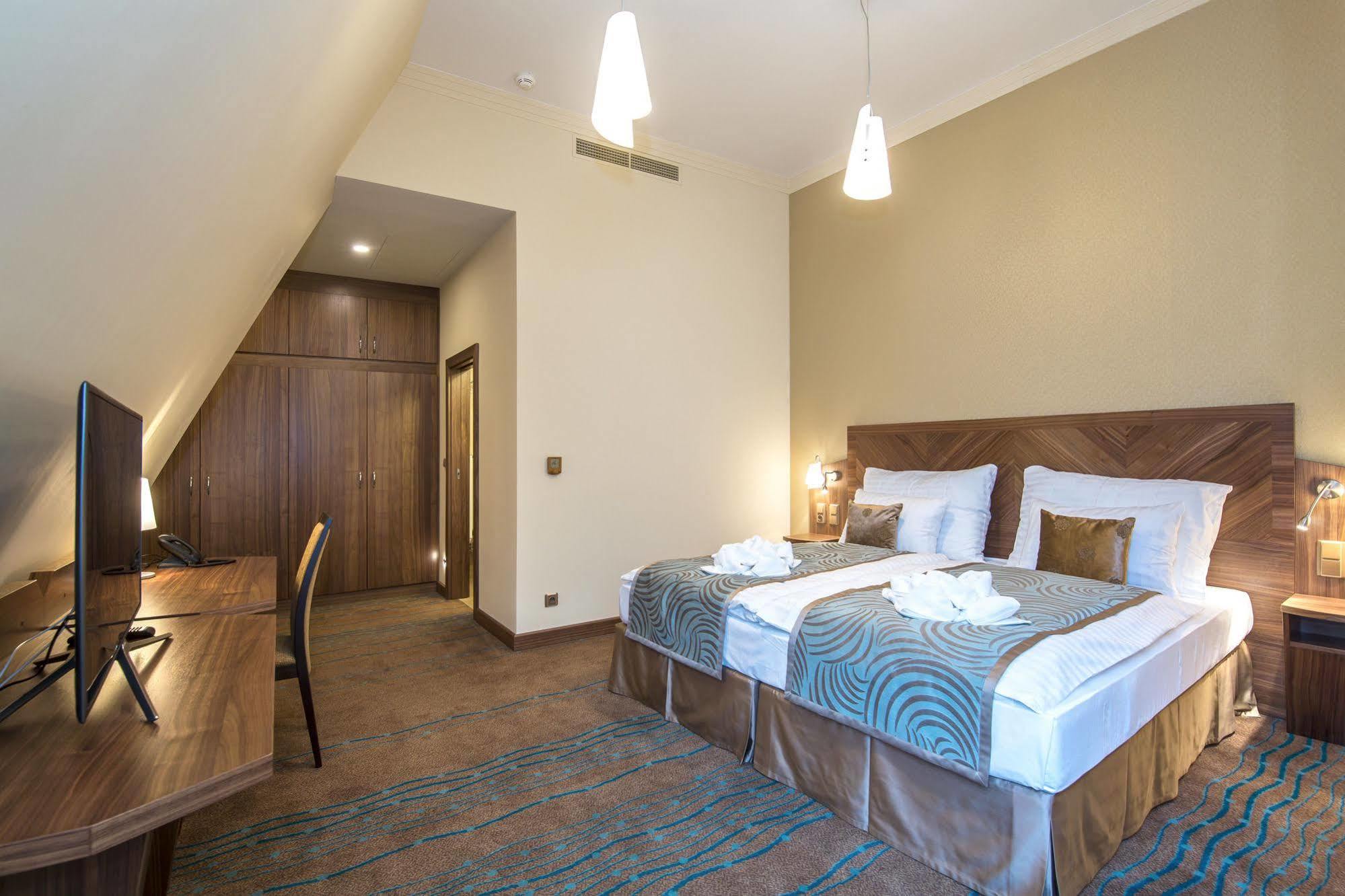 Merchants Crown Suites And Spa Prag Exterior foto A room at the hotel
