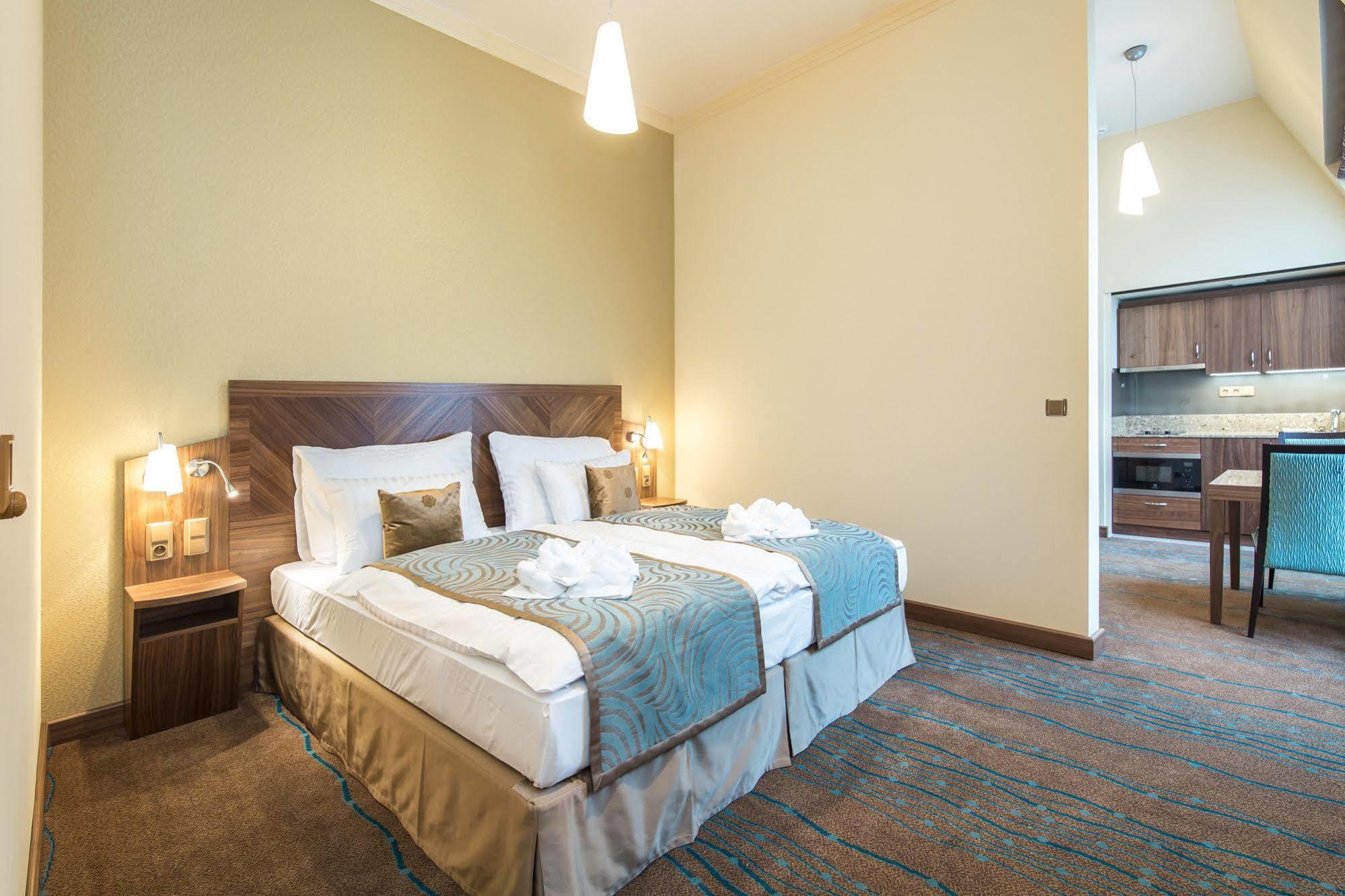 Merchants Crown Suites And Spa Prag Exterior foto A room at the hotel