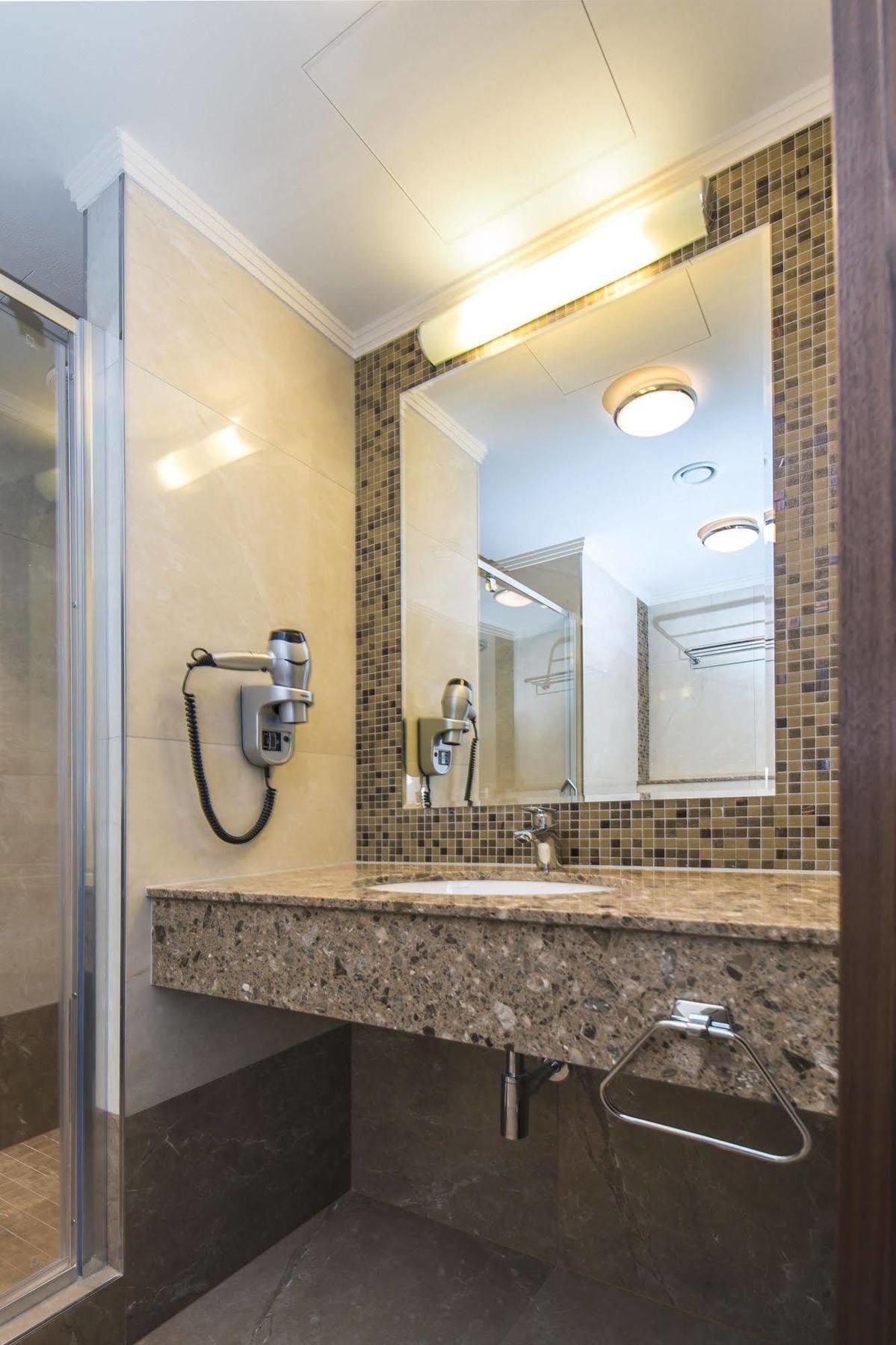 Merchants Crown Suites And Spa Prag Exterior foto Bathroom