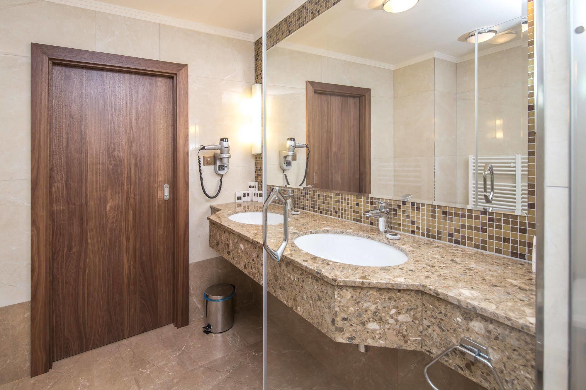 Merchants Crown Suites And Spa Prag Exterior foto Bathroom