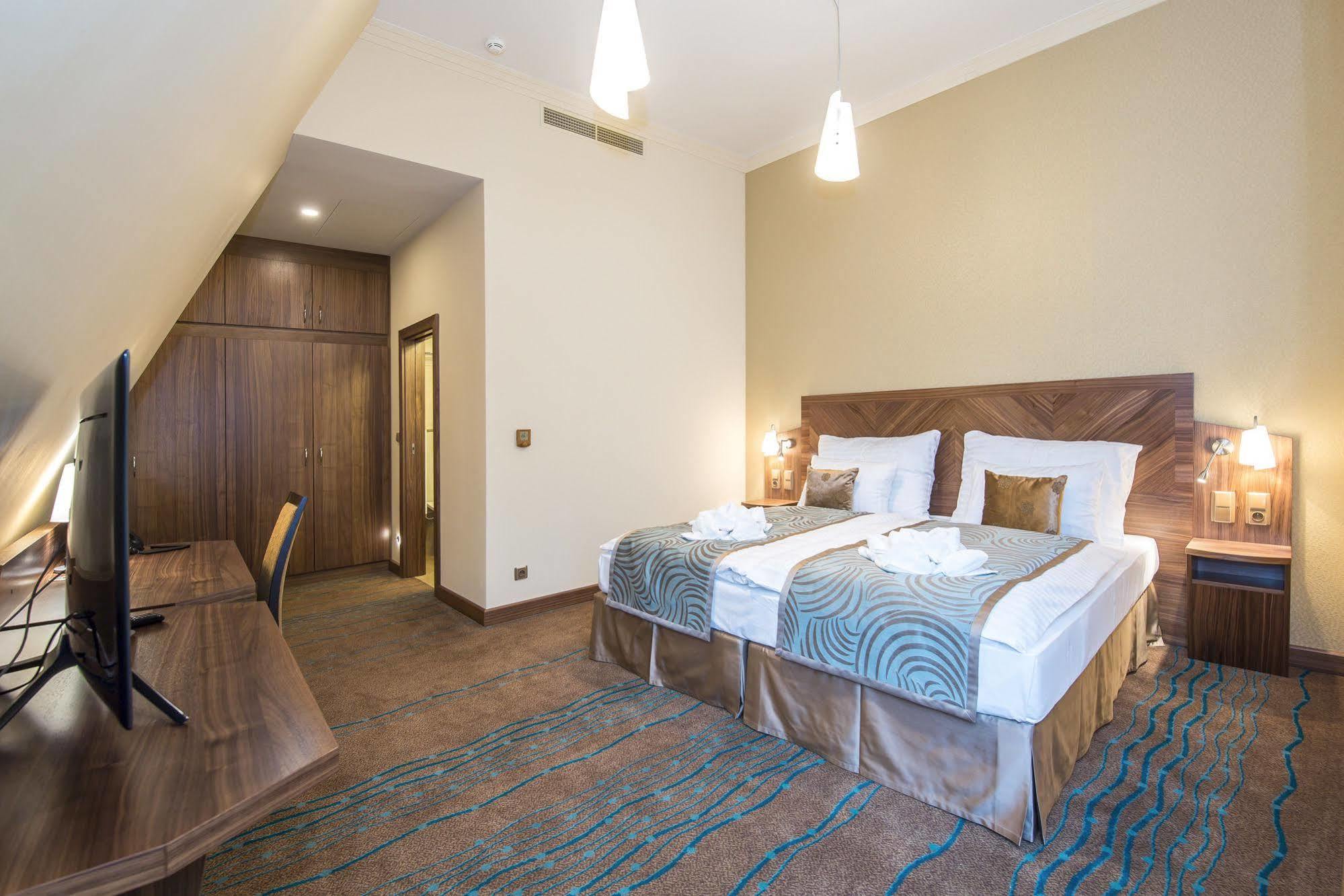 Merchants Crown Suites And Spa Prag Exterior foto A room at the hotel