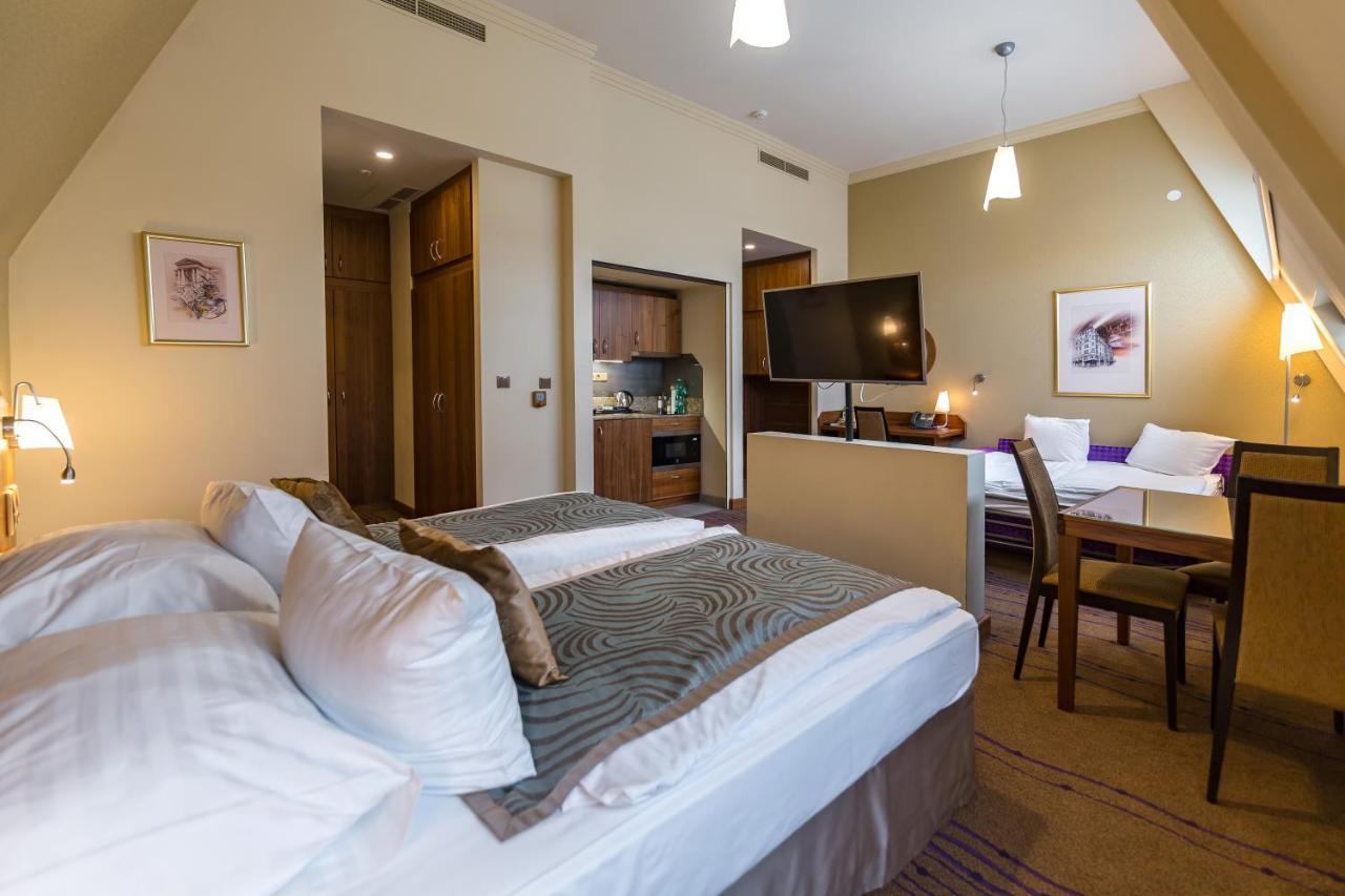 Merchants Crown Suites And Spa Prag Exterior foto A typical studio apartment
