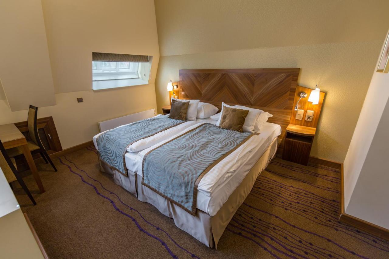Merchants Crown Suites And Spa Prag Exterior foto A bedroom at the hotel