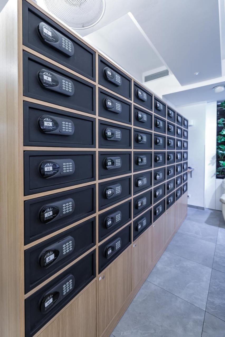 Merchants Crown Suites And Spa Prag Exterior foto Private safes at a bank
